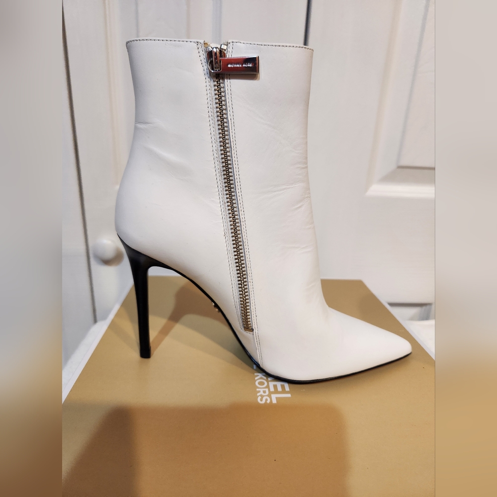 Michael Kors White Heeled Boots Sleek Design - Picture 3 of 4